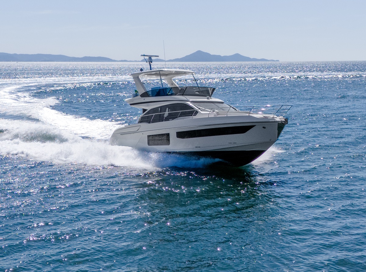 NOVO AZIMUT FLY 56 TRAZ MAIS CONFORTO E DESEMPENHO